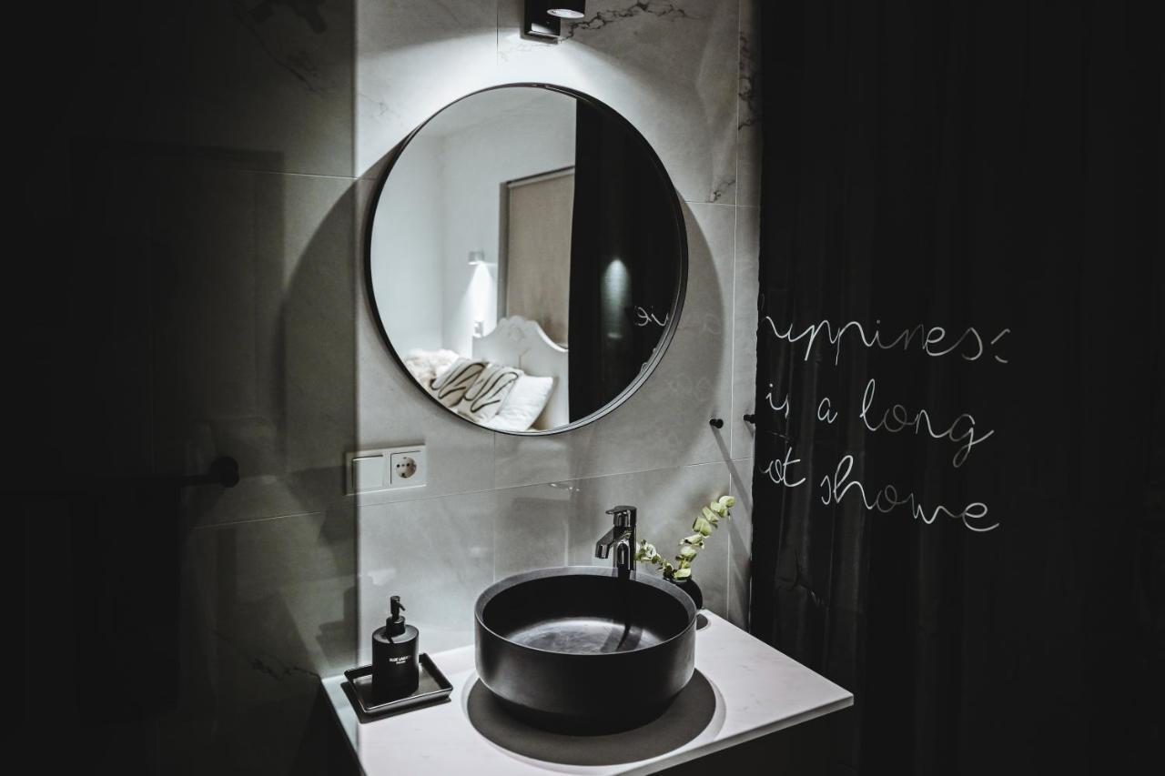 Alka - Cozy Room By The Sea With Private Hot Tub Njarthvik 外观 照片