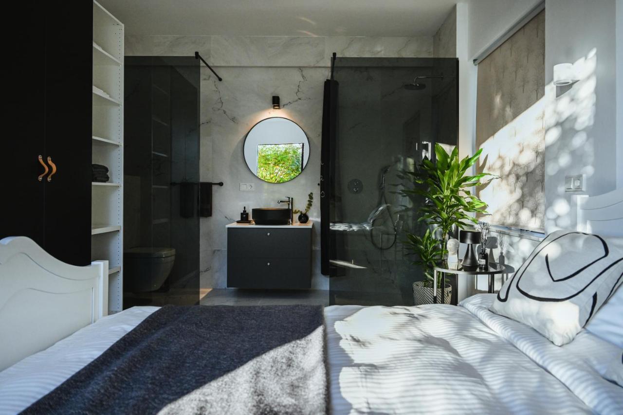 Alka - Cozy Room By The Sea With Private Hot Tub Njarthvik 外观 照片