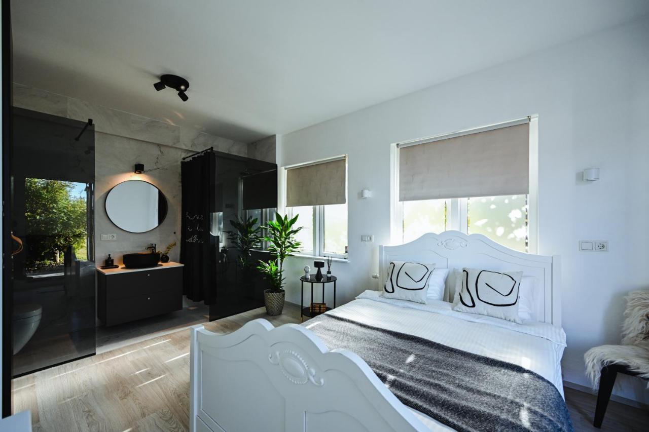 Alka - Cozy Room By The Sea With Private Hot Tub Njarthvik 外观 照片