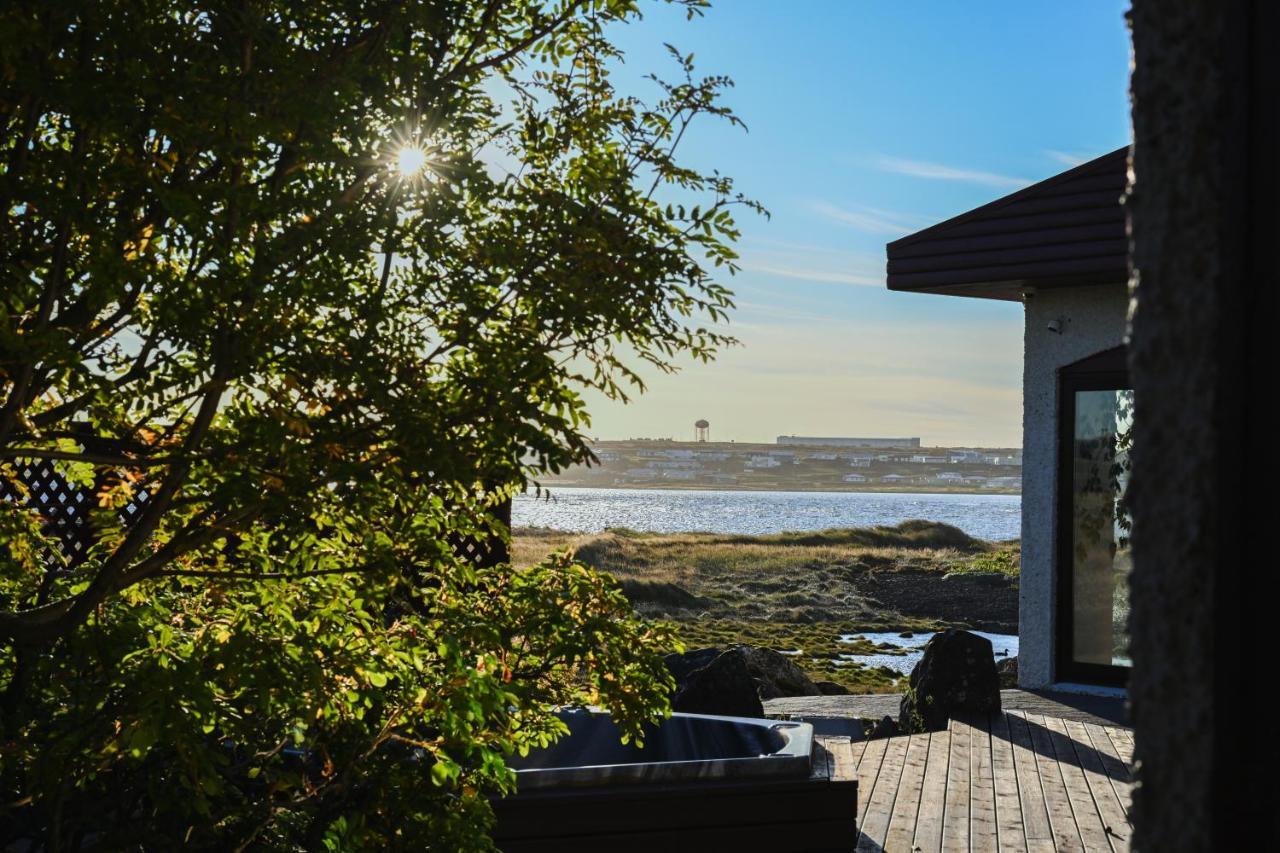 Alka - Cozy Room By The Sea With Private Hot Tub Njarthvik 外观 照片
