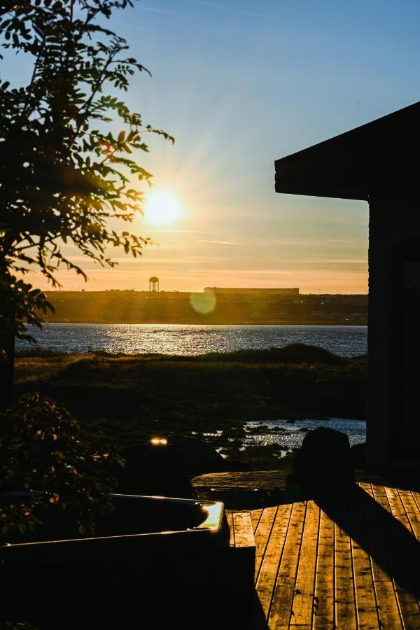Alka - Cozy Room By The Sea With Private Hot Tub Njarthvik 外观 照片
