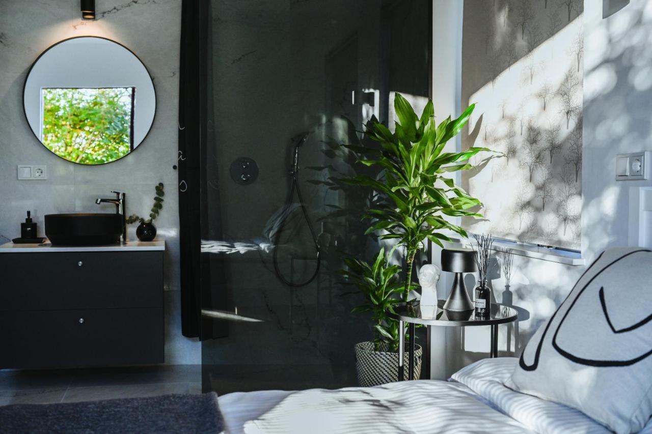 Alka - Cozy Room By The Sea With Private Hot Tub Njarthvik 外观 照片