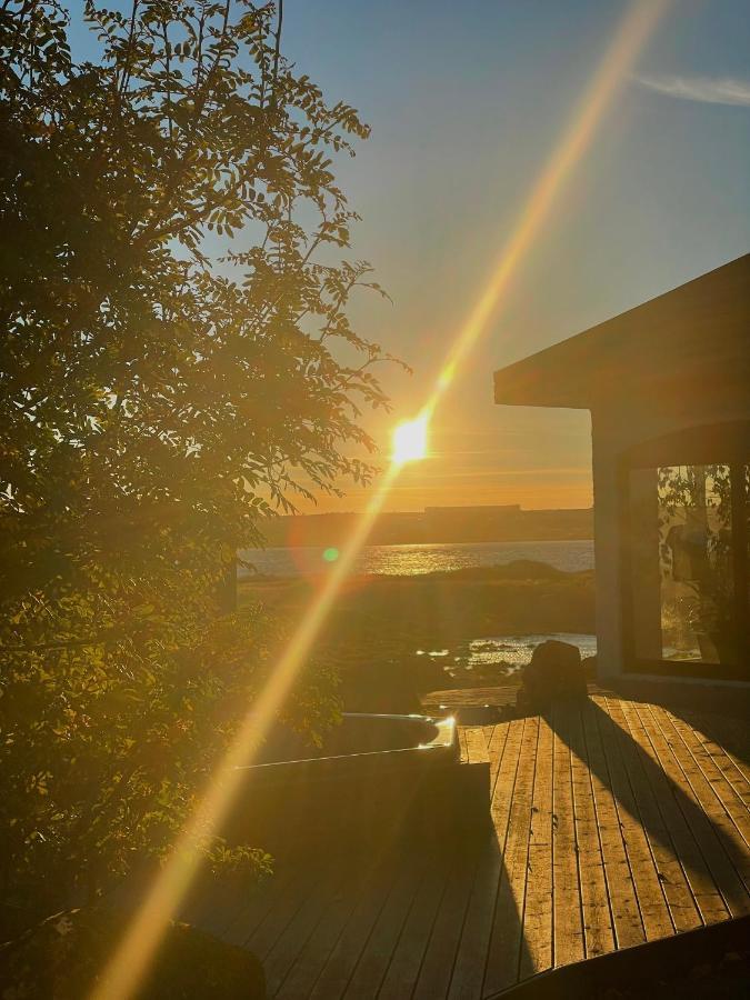 Alka - Cozy Room By The Sea With Private Hot Tub Njarthvik 外观 照片