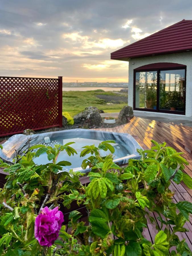 Alka - Cozy Room By The Sea With Private Hot Tub Njarthvik 外观 照片